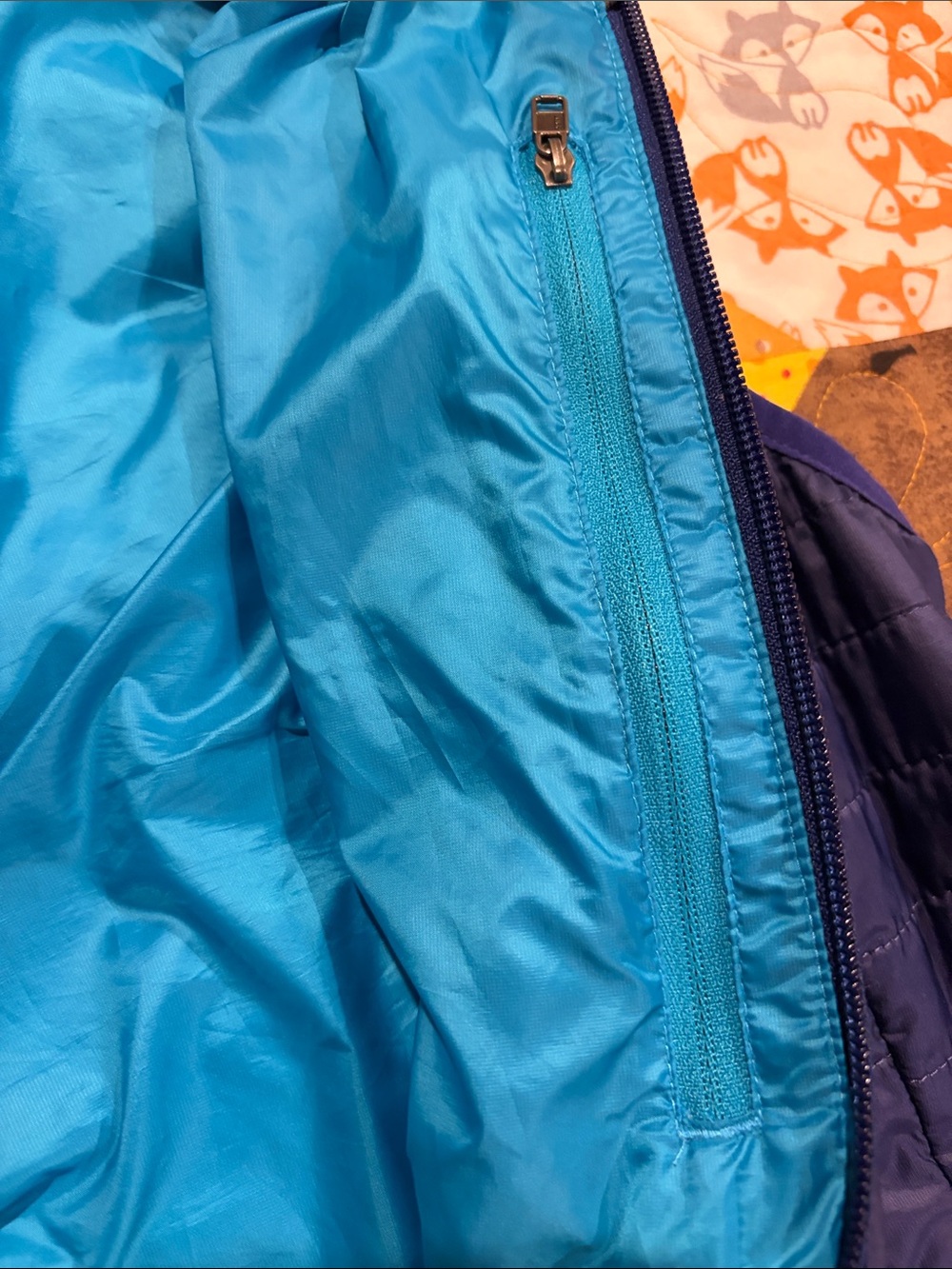 Patagonia women’s vest size large dark purple, zip pockets inside pocket EUC - Picture 7 of 7